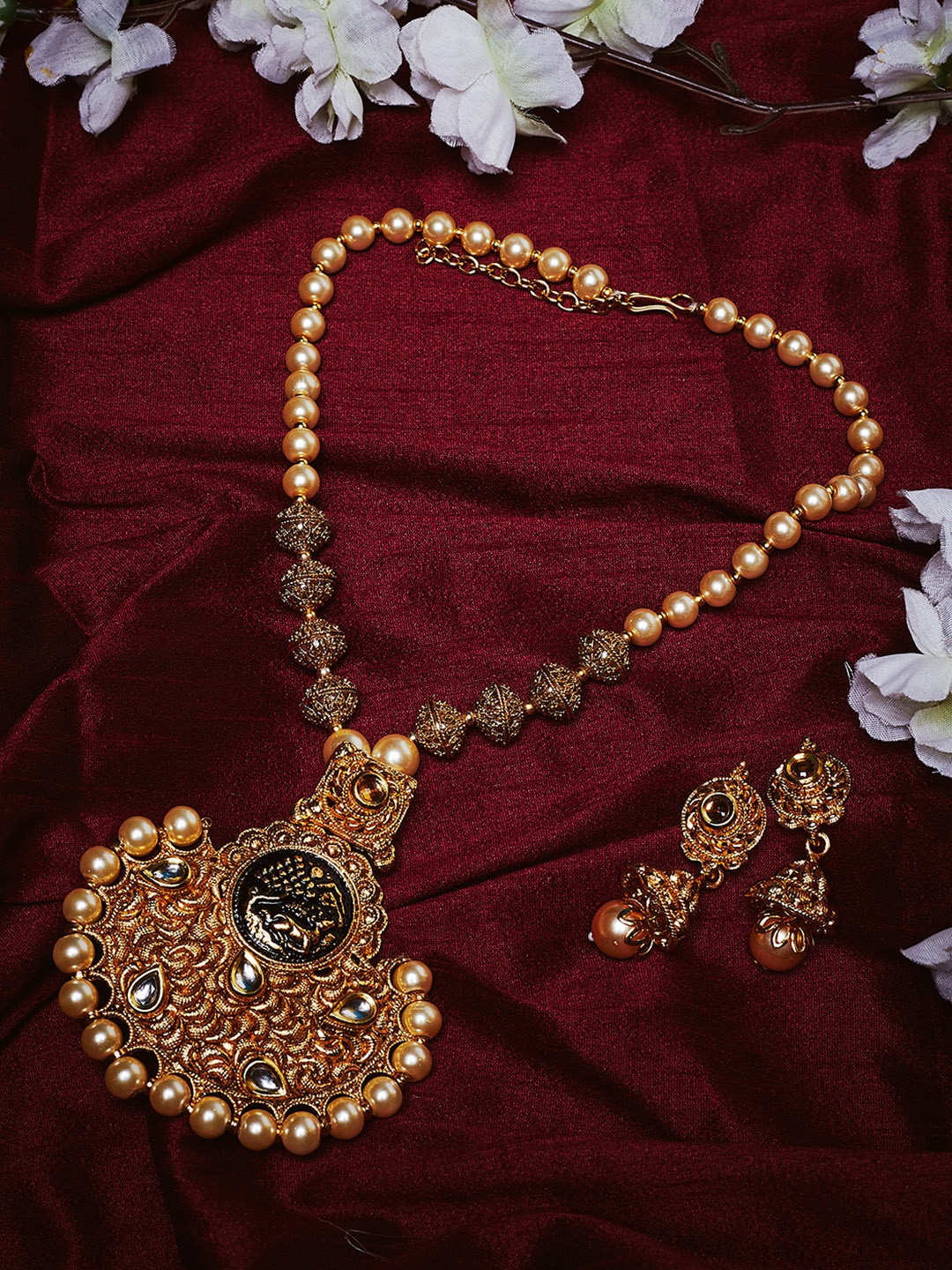 

PANASH Gold-Toned & Off-White Kundan Stone-Studded Jewellery Set