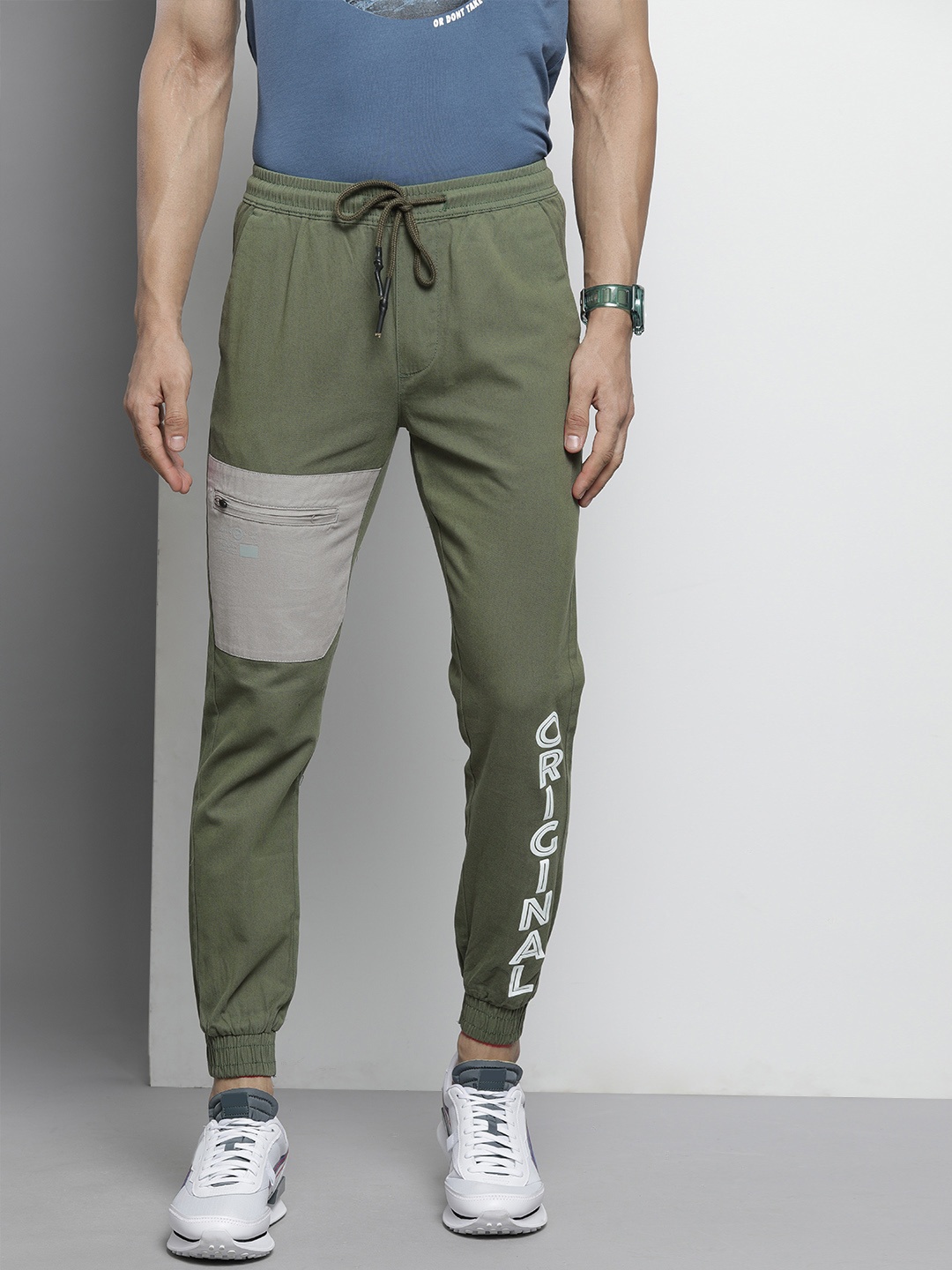 

The Indian Garage Co Men Green Colourblocked Slim Fit Pleated Joggers Trousers