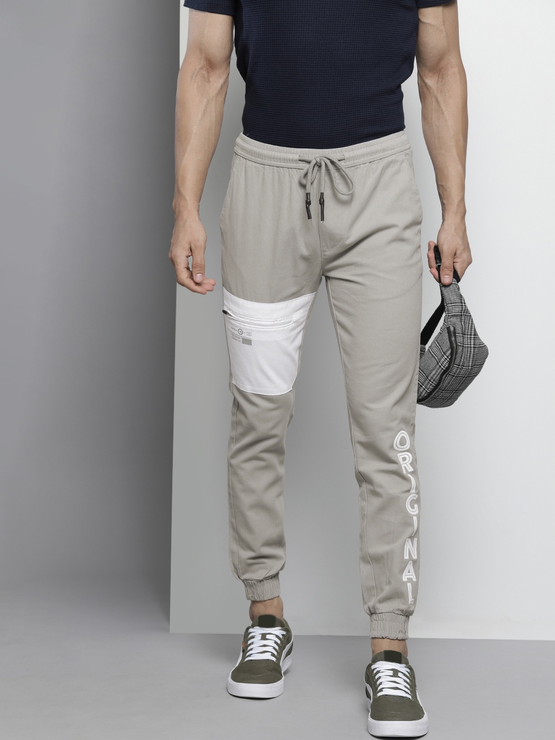 

The Indian Garage Co Men Grey Printed Joggers Trousers