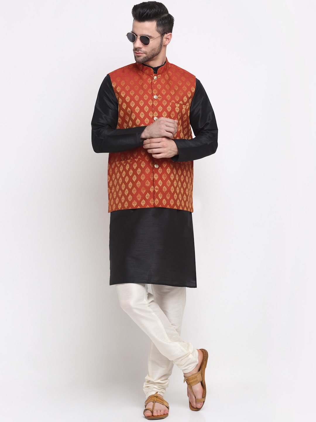 

NEUDIS Men Maroon & Black Solid Kurta with Churidar & Nehru Jacket