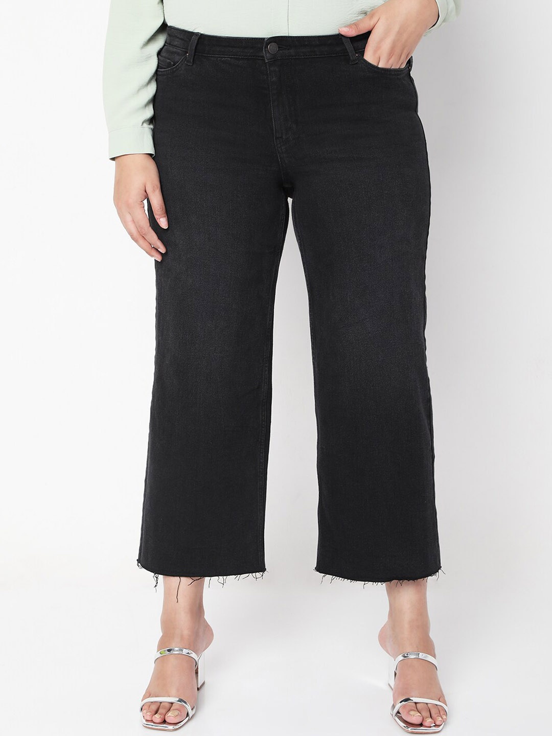 

VERO MODA CURVE Women Black Relaxed Fit Light Fade Frayed Cotton Cropped Jeans