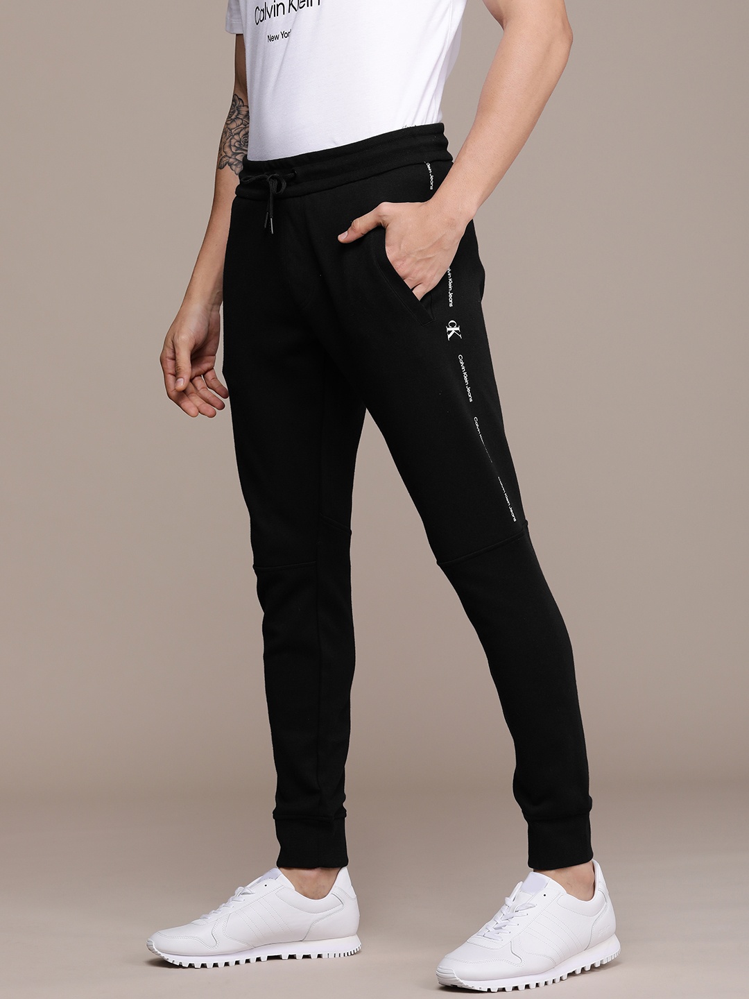 

Calvin Klein Jeans Men Black Slim Fit Joggers