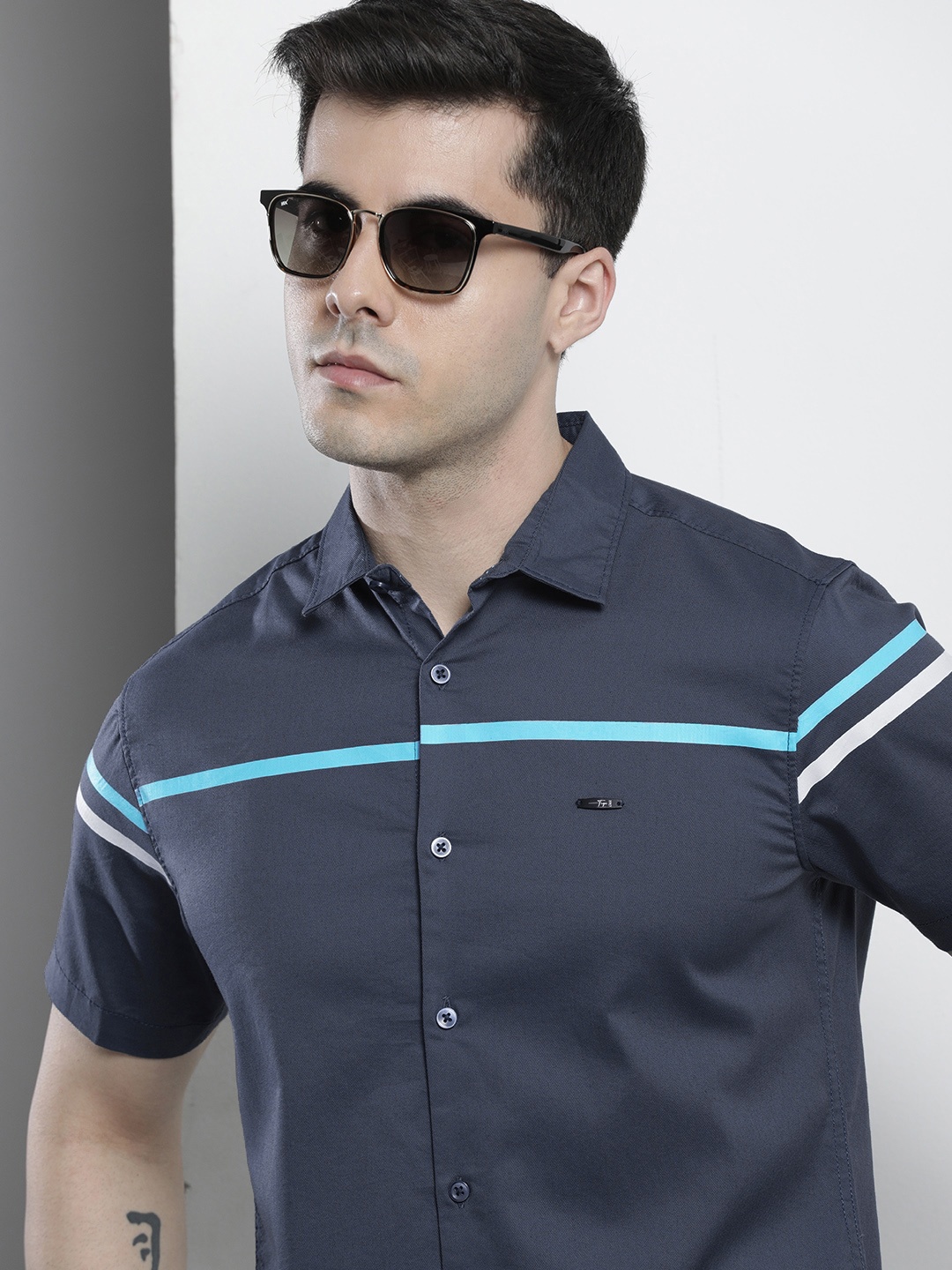 

The Indian Garage Co Men Horizontal Striped Casual Shirt, Blue