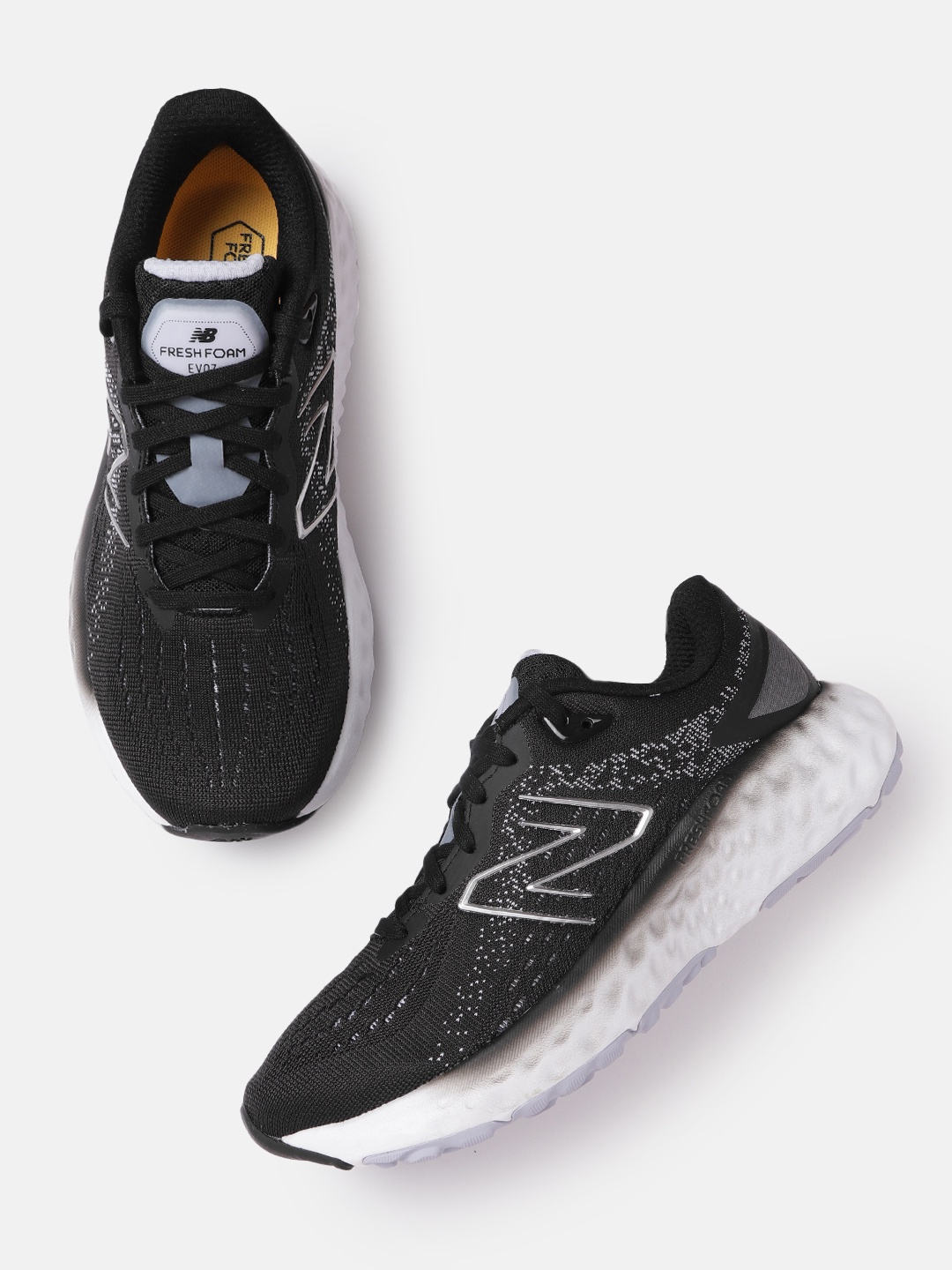

New Balance Women Black & White EVOZ Woven Design Running Shoes