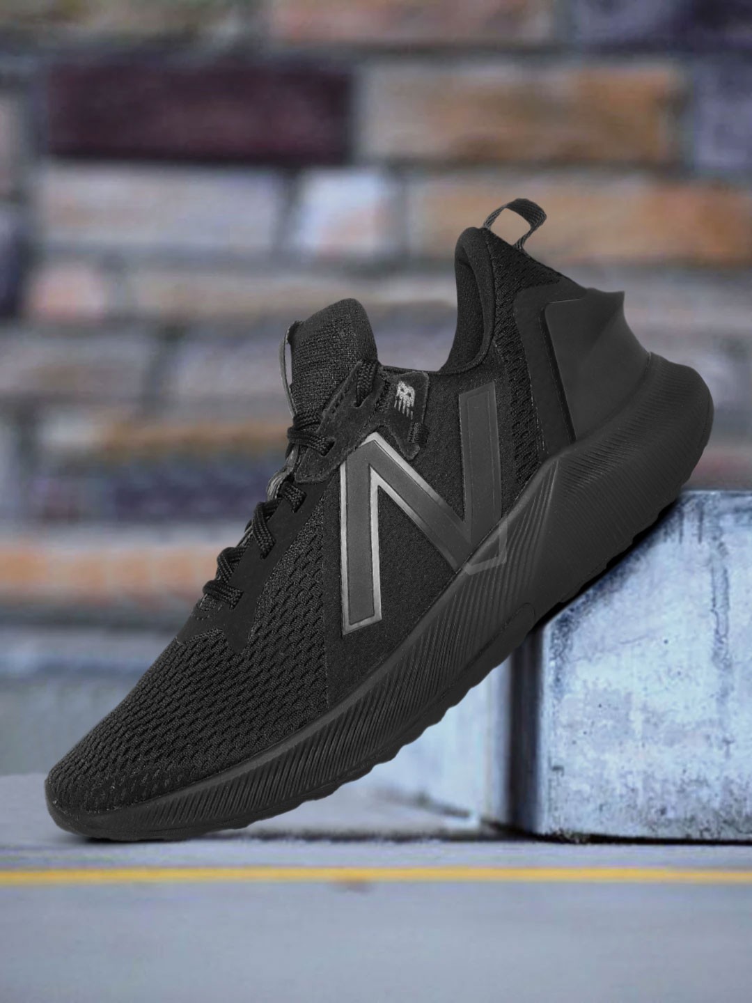 

New Balance Men Black Propel Remix Woven Design Running Shoes