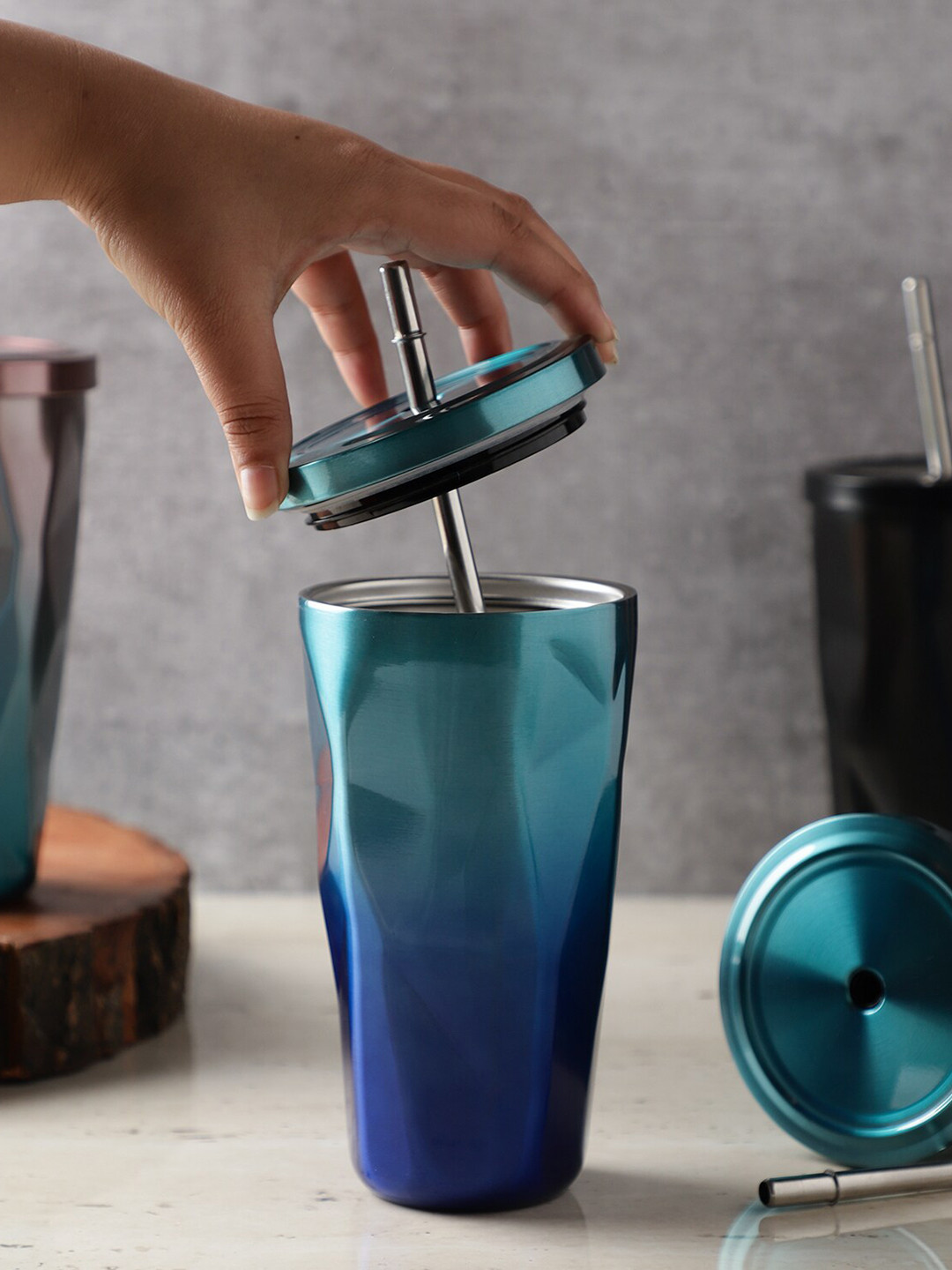 

The Decor Mart Blue Stainless Steel Tumbler with Straw