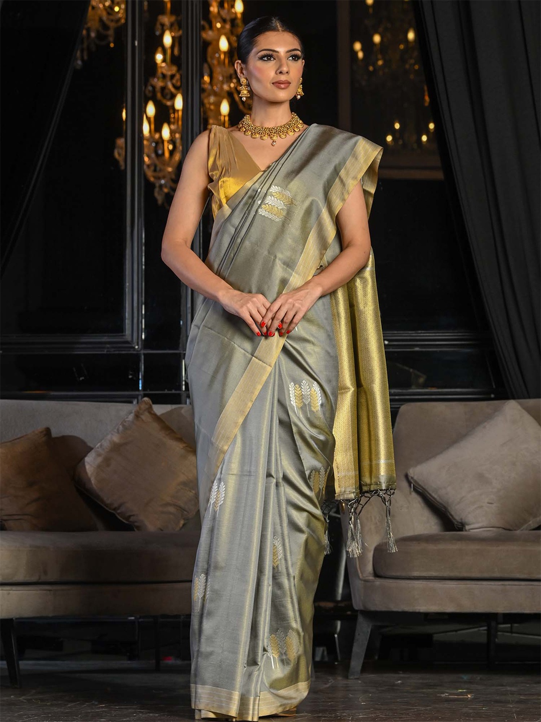 

BEATITUDE Grey & Gold-Toned Woven Design Zari Silk Blend Banarasi Saree