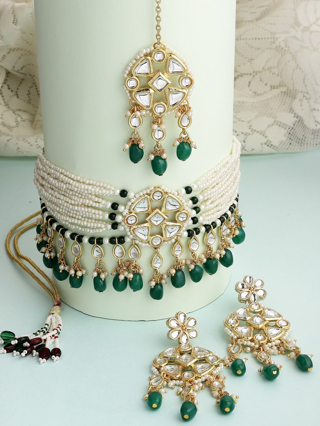 

KARATCART Women Green & White Gold-Plated Kundan Studded Choker Necklace Set