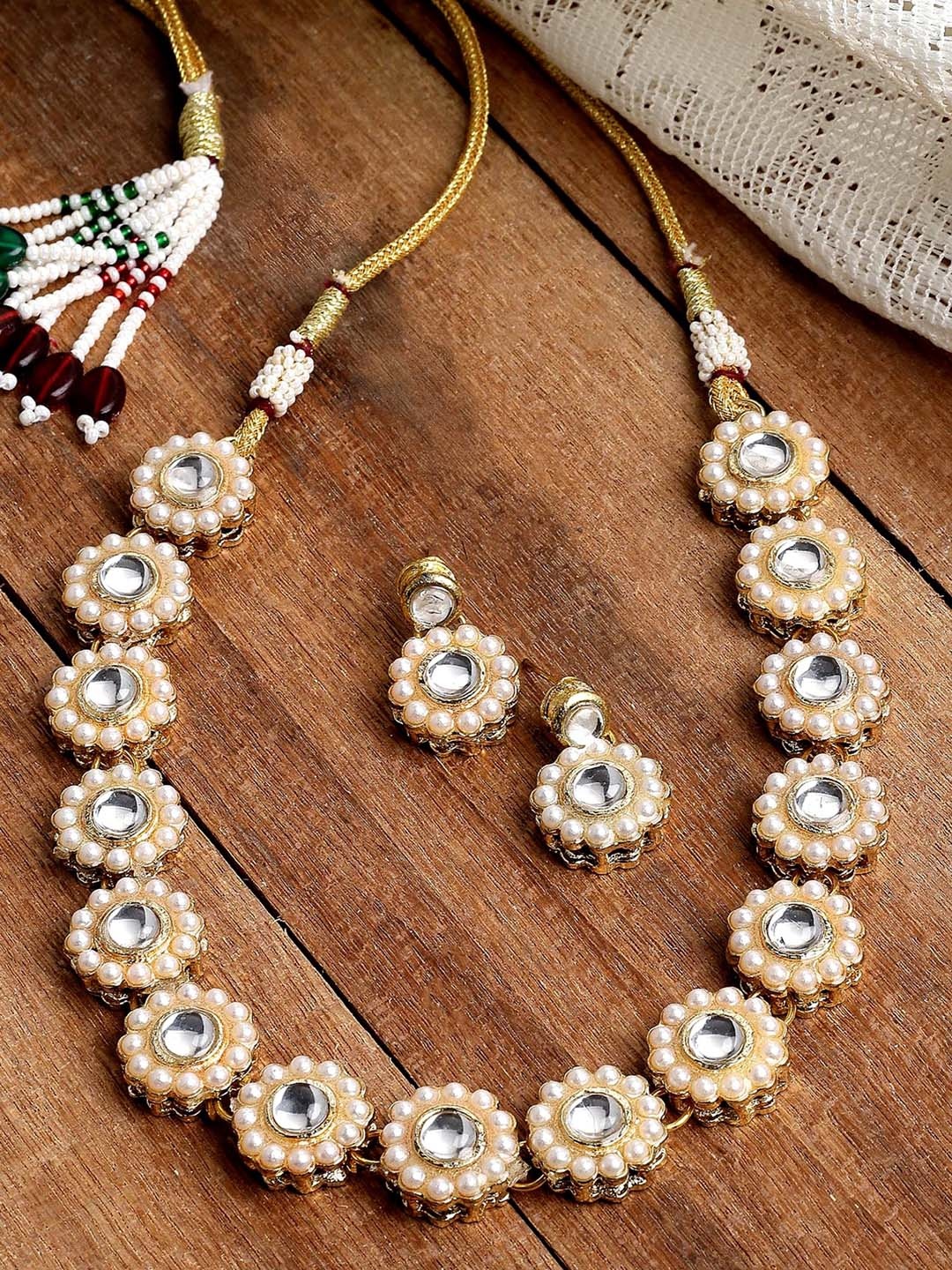 KARATCART Gold-Plated White Kundan-Studded Beaded Jewellery Set