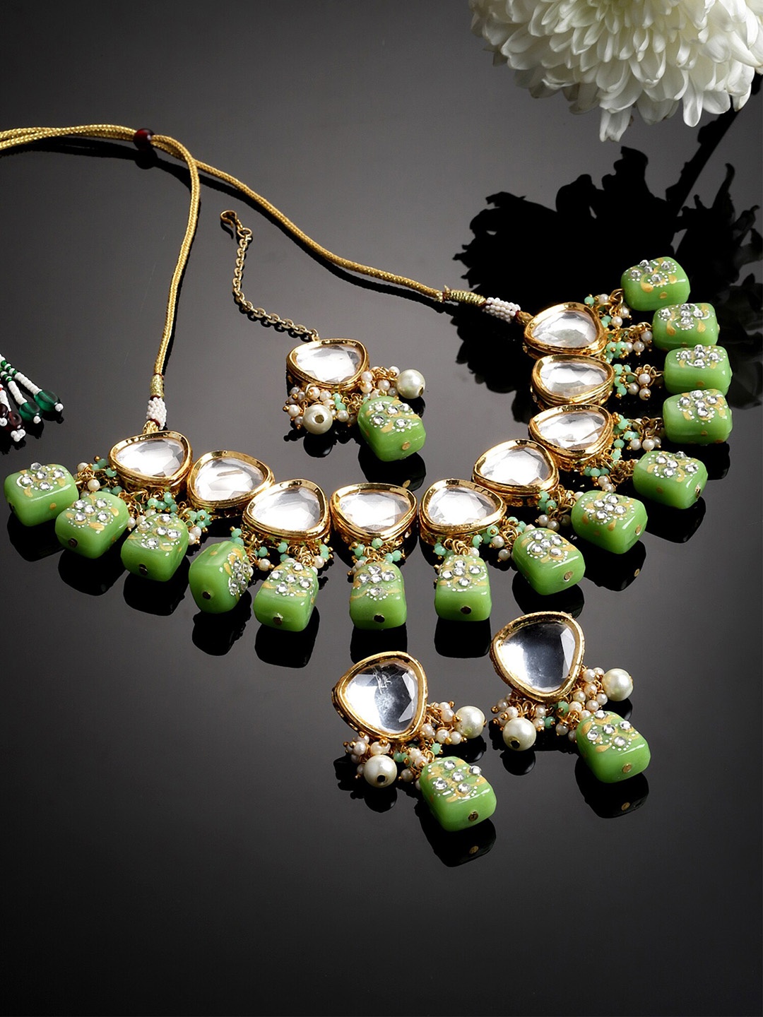 

KARATCART Women Gold-Plated Green & White Kundan-Studded Beaded Jewellery Set