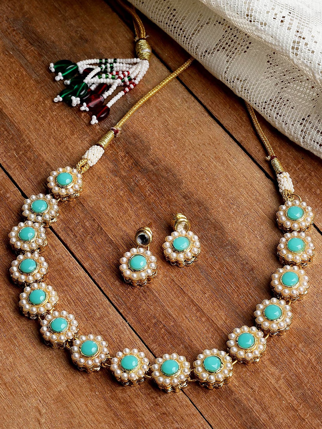 

KARATCART Gold-Plated White Kundan-Studded Beaded Jewellery Set