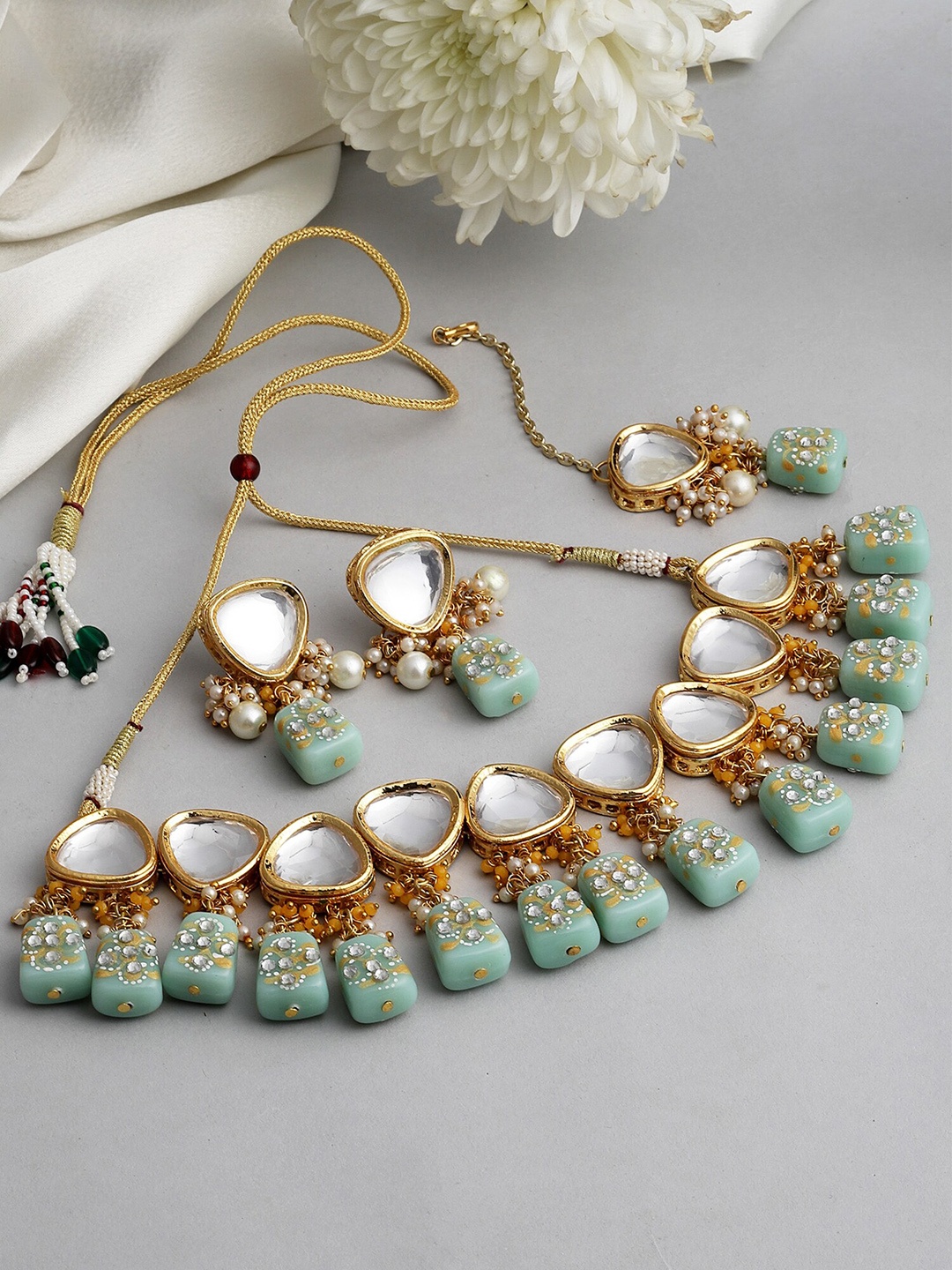 

KARATCART Gold-Plated White Kundan-Studded Beaded Jewellery Set