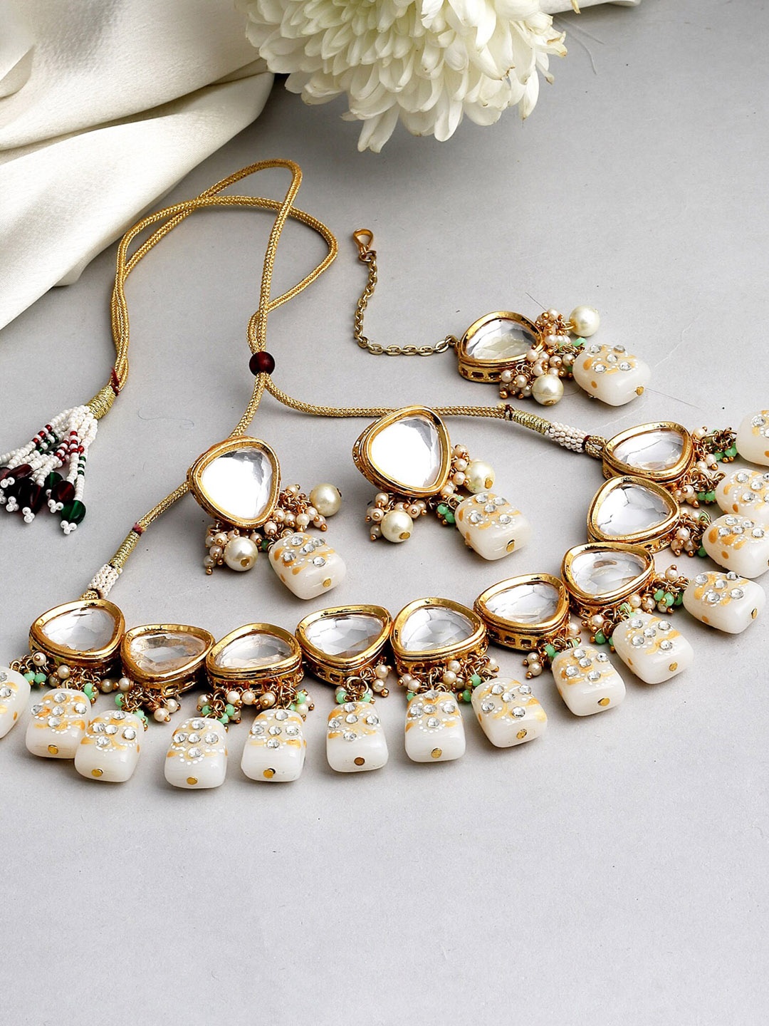

KARATCART Gold-Plated White Kundan-Studded Beaded Jewellery Set