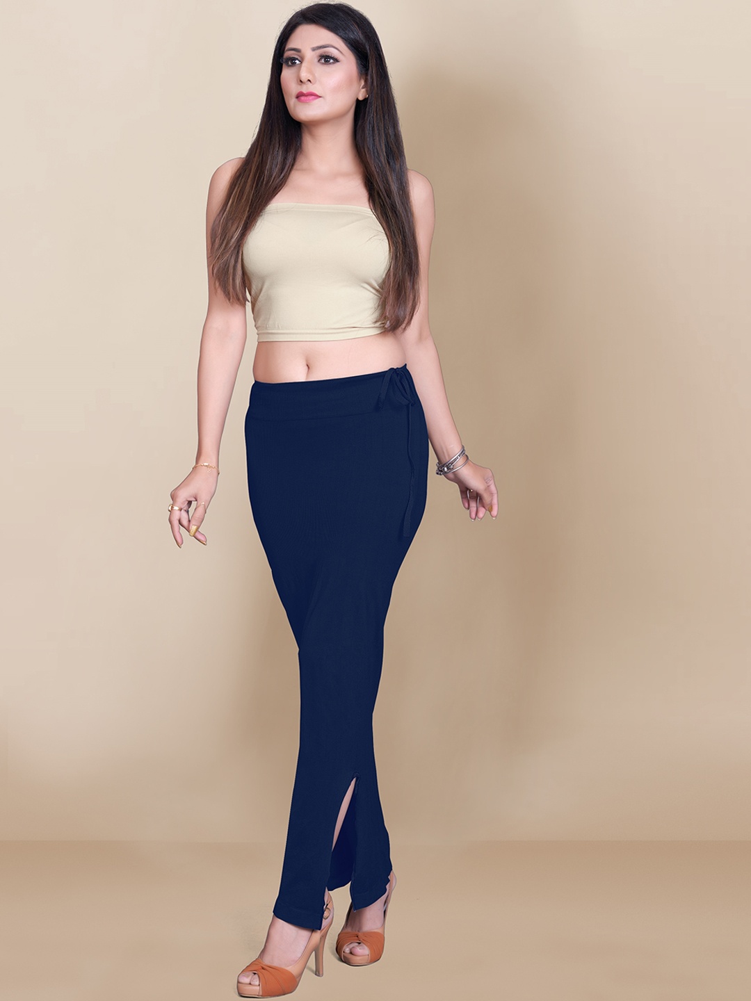 

VAIRAGEE Women Navy Blue Solid Knitted Saree Shapewear