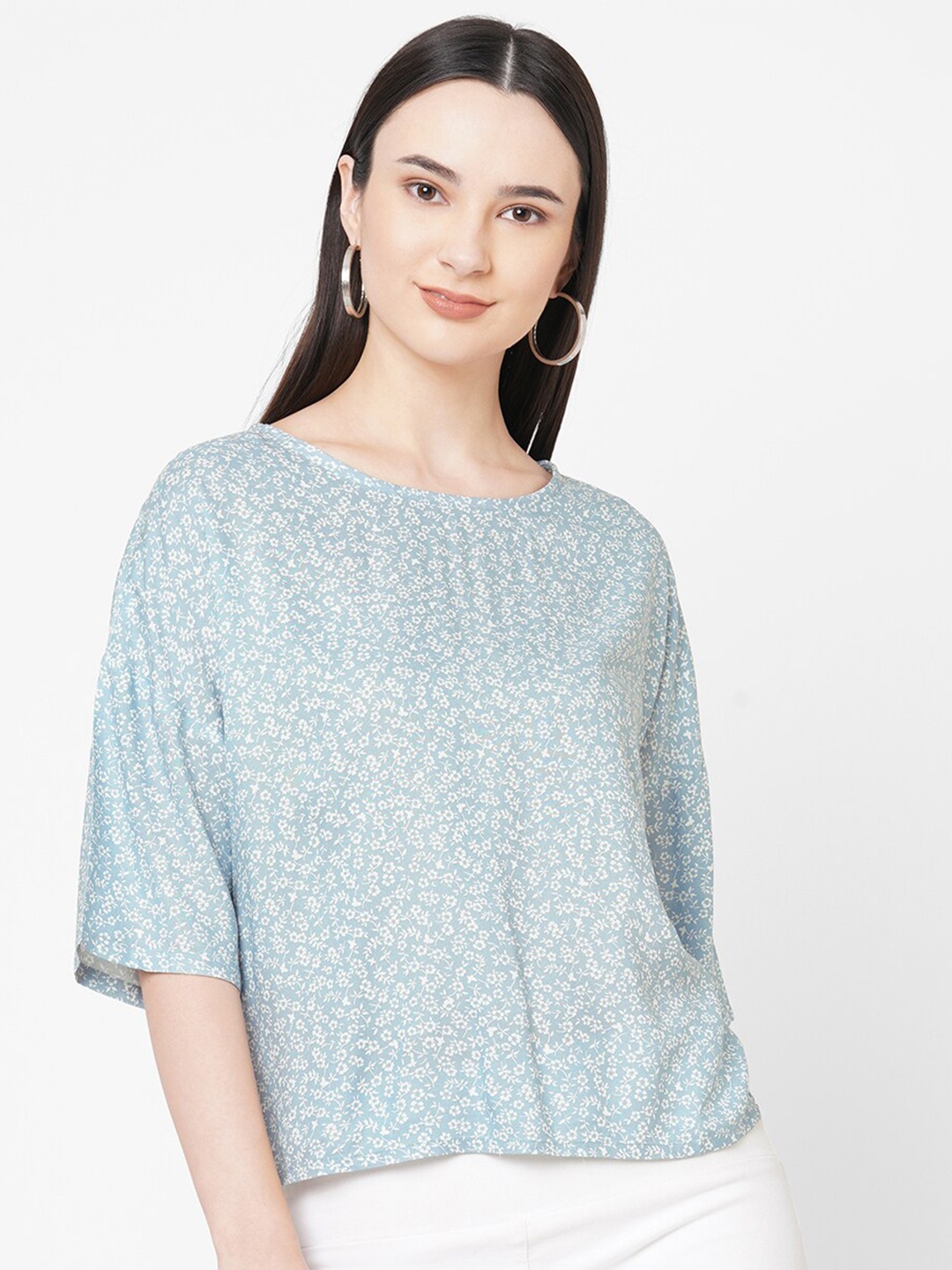 

109F Blue & White Floral Print Extended Sleeves Top