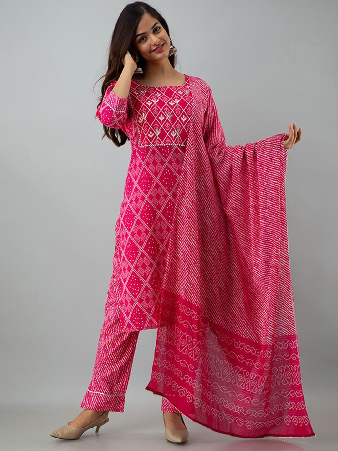 

OMASK Women Pink Bandhani Printed Gotta Patti Pure Cotton Kurti with Trousers & With Dupatta