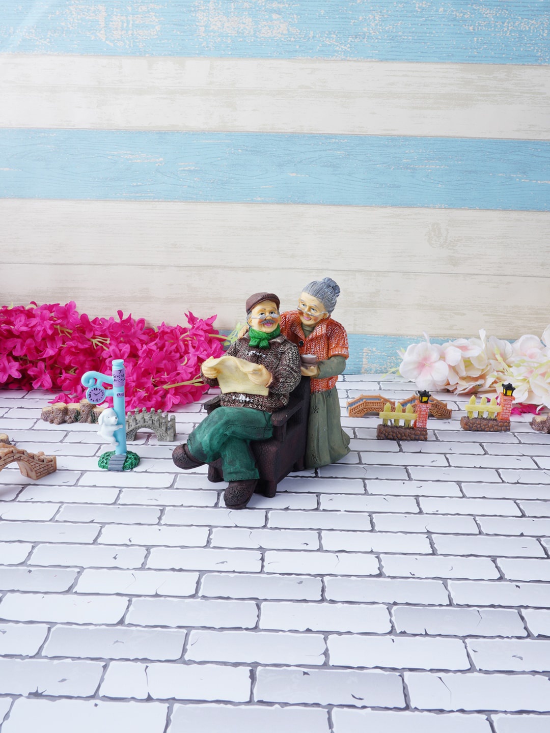 

FASHIYANOO Orange Old Couple Showpiece