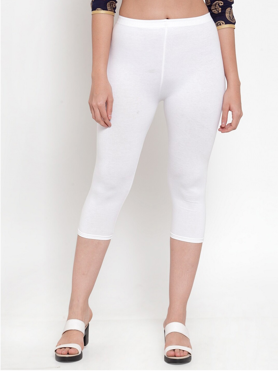 Jinfo Women White Slim-Fit Slip-On Capris