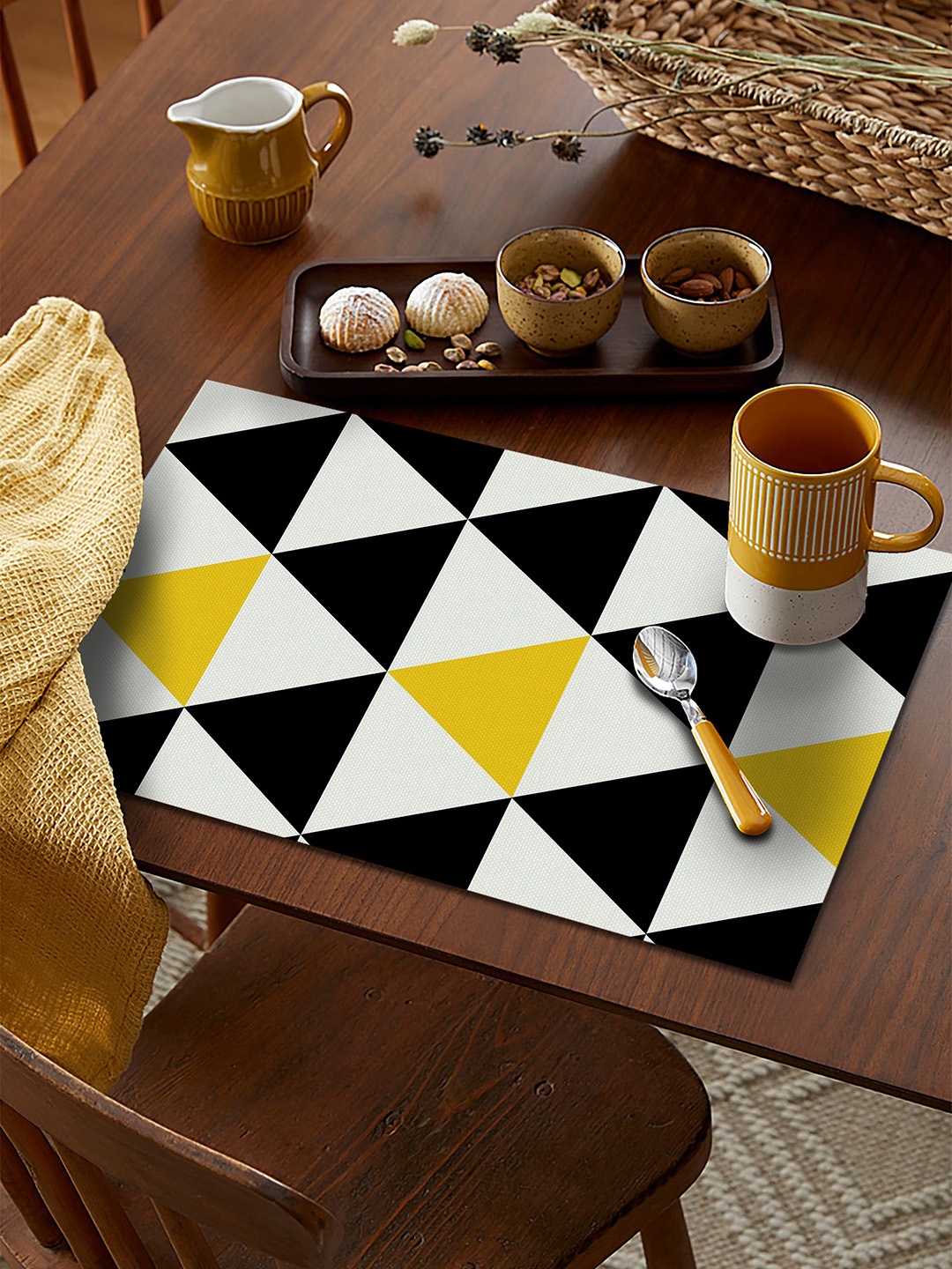 

AEROHAVEN Set Of 4 White & Black Geometric Printed Table Placemats