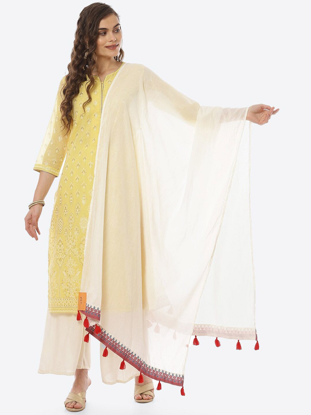 

Rangriti Women Off White & Red Cotton Dupatta