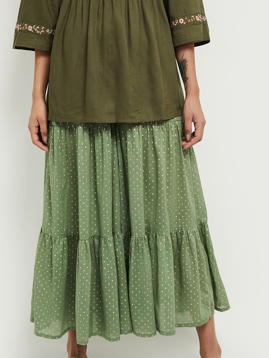 

max Women Green Printed Flared Pleated Trousers