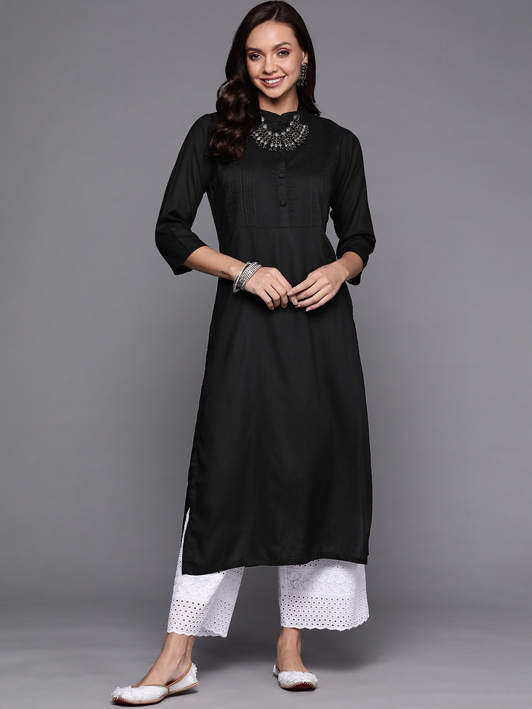 

Libas Women Black Solid Straight Kurta