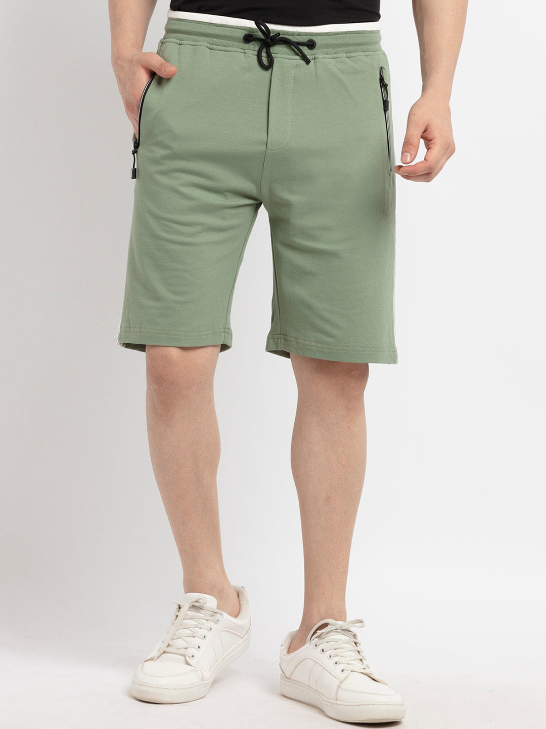 

Status Quo Men Green Solid Mid Rise Regular Shorts