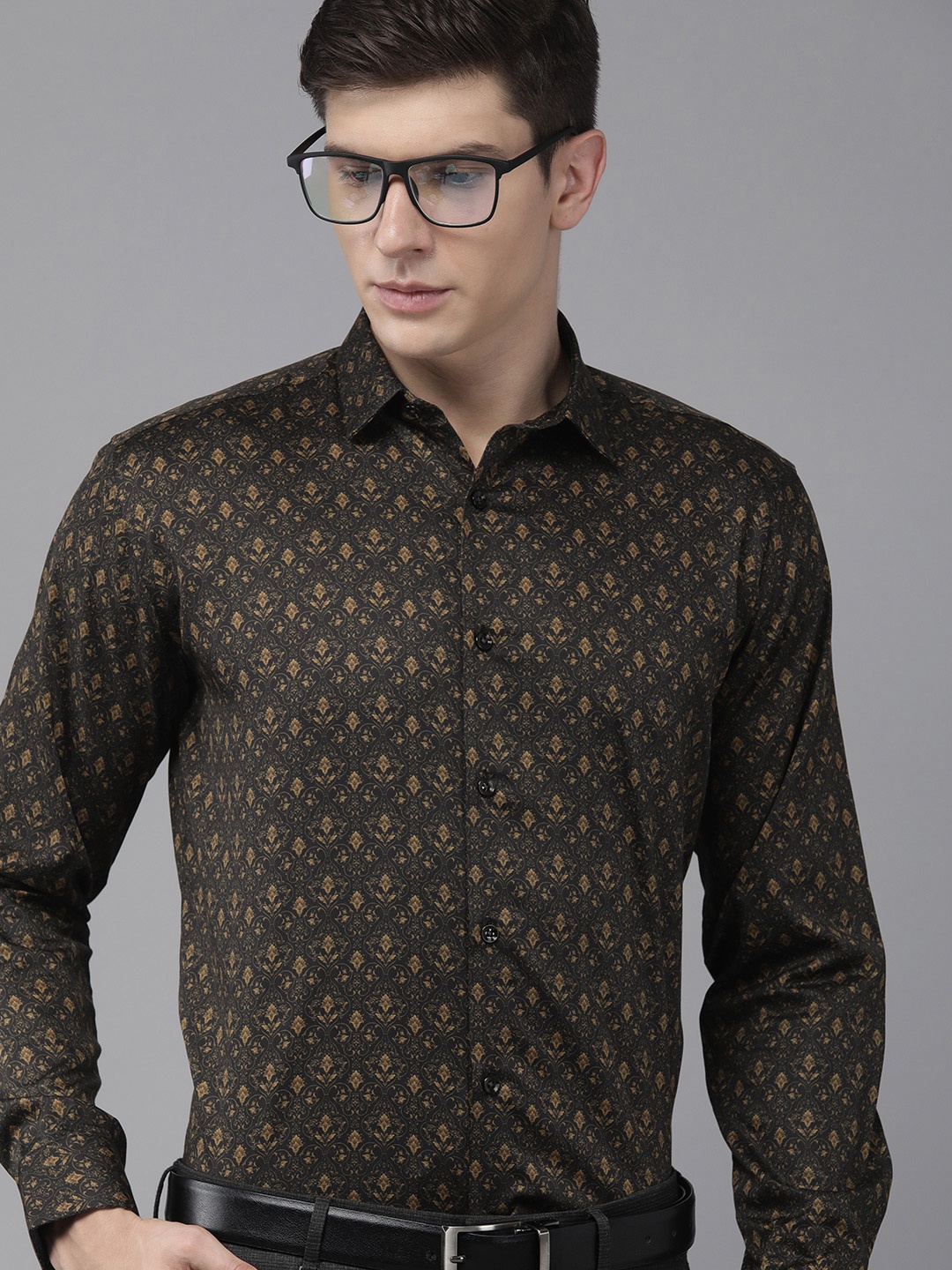 

V Dot Men Black & Mustard Printed Slim Fit Pure Cotton Semiformal Shirt