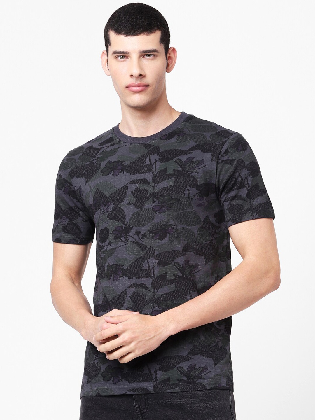 

Celio Men Green Camouflage Printed Cotton T-shirt