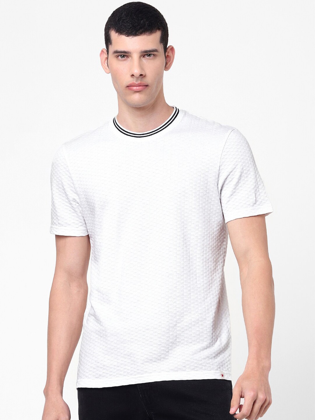 

Celio Men Off White T-shirt