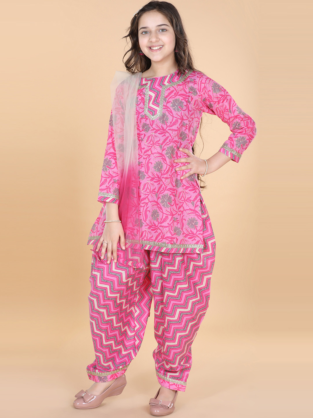 

ADIVA Girls Pink & Blue Floral Printed Gotta Patti Pure Cotton Kurti Set