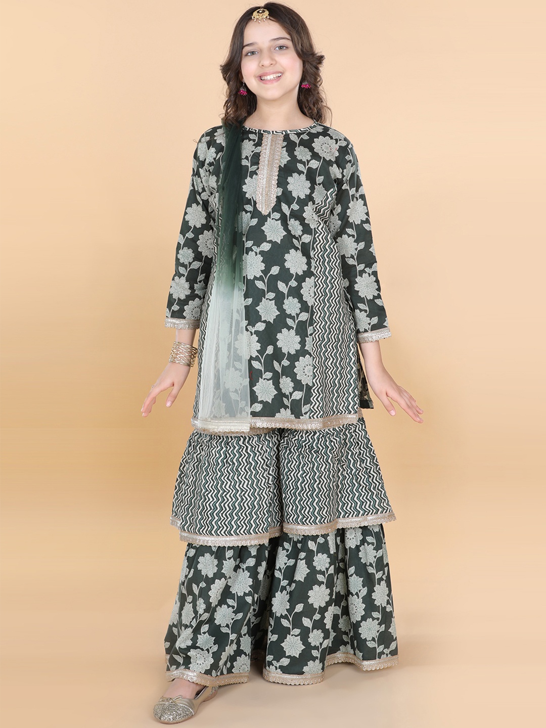 

ADIVA Girls Green & White Floral Printed Gotta Patti Pure Cotton Kurta Set