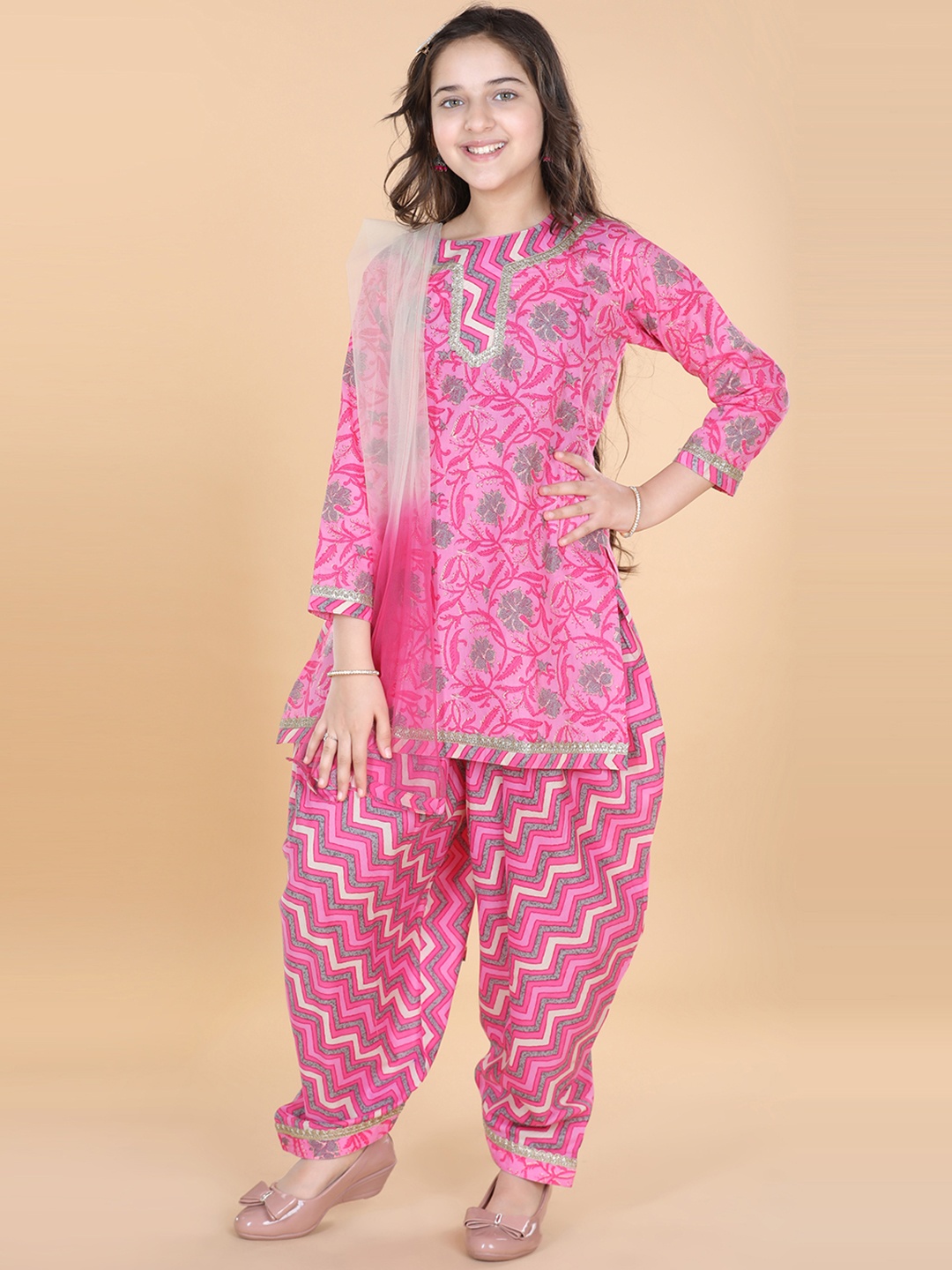 

ADIVA Girls Pink Floral Printed Gotta Patti Pure Cotton Kurta with Patiala & With Dupatta