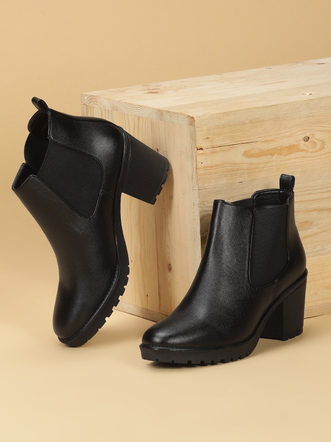 

Monrow Black PU Block