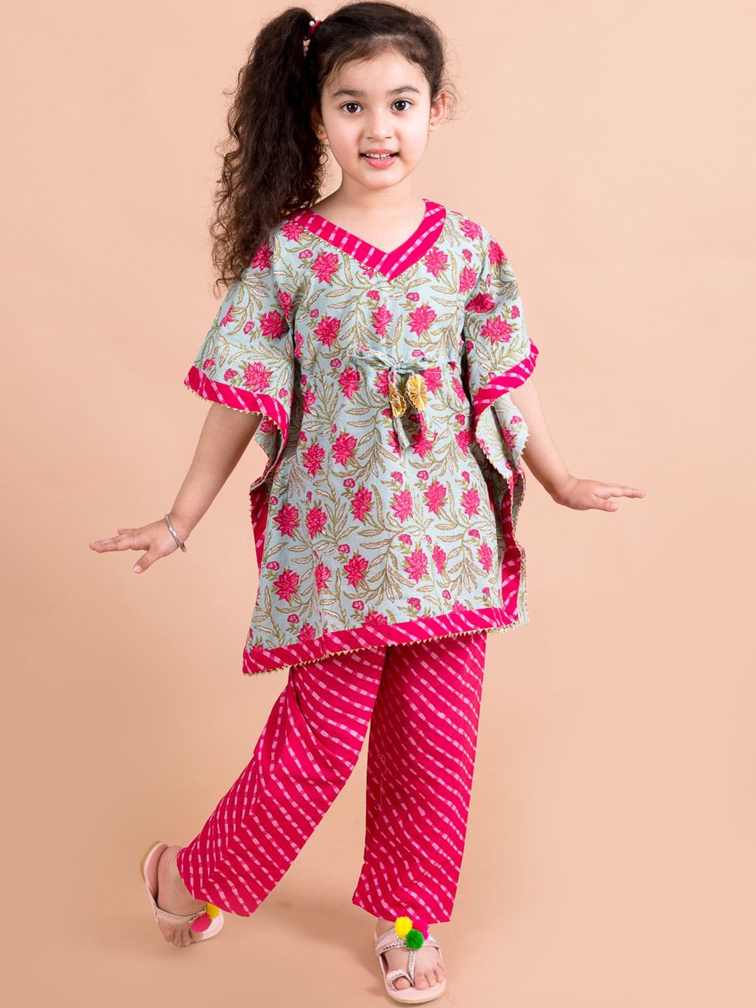 

LIL PITAARA Girls Grey & Pink Floral Printed Pure Cotton Kurti with Trousers