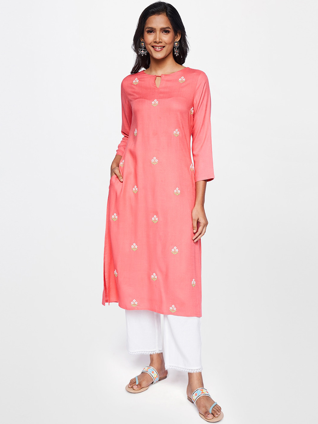 

itse Women Coral & White Floral Thread Work Kurta