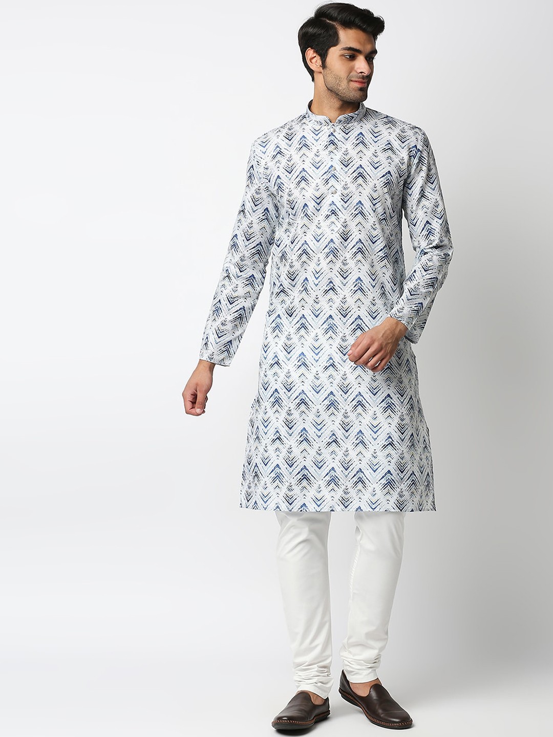 

MEWAR Men White & Blue Printed Kurta with Churidar