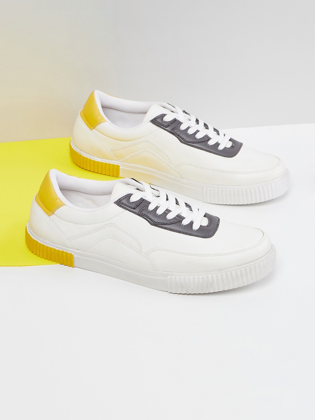 

max Men White Solid Round Toe Sneakers