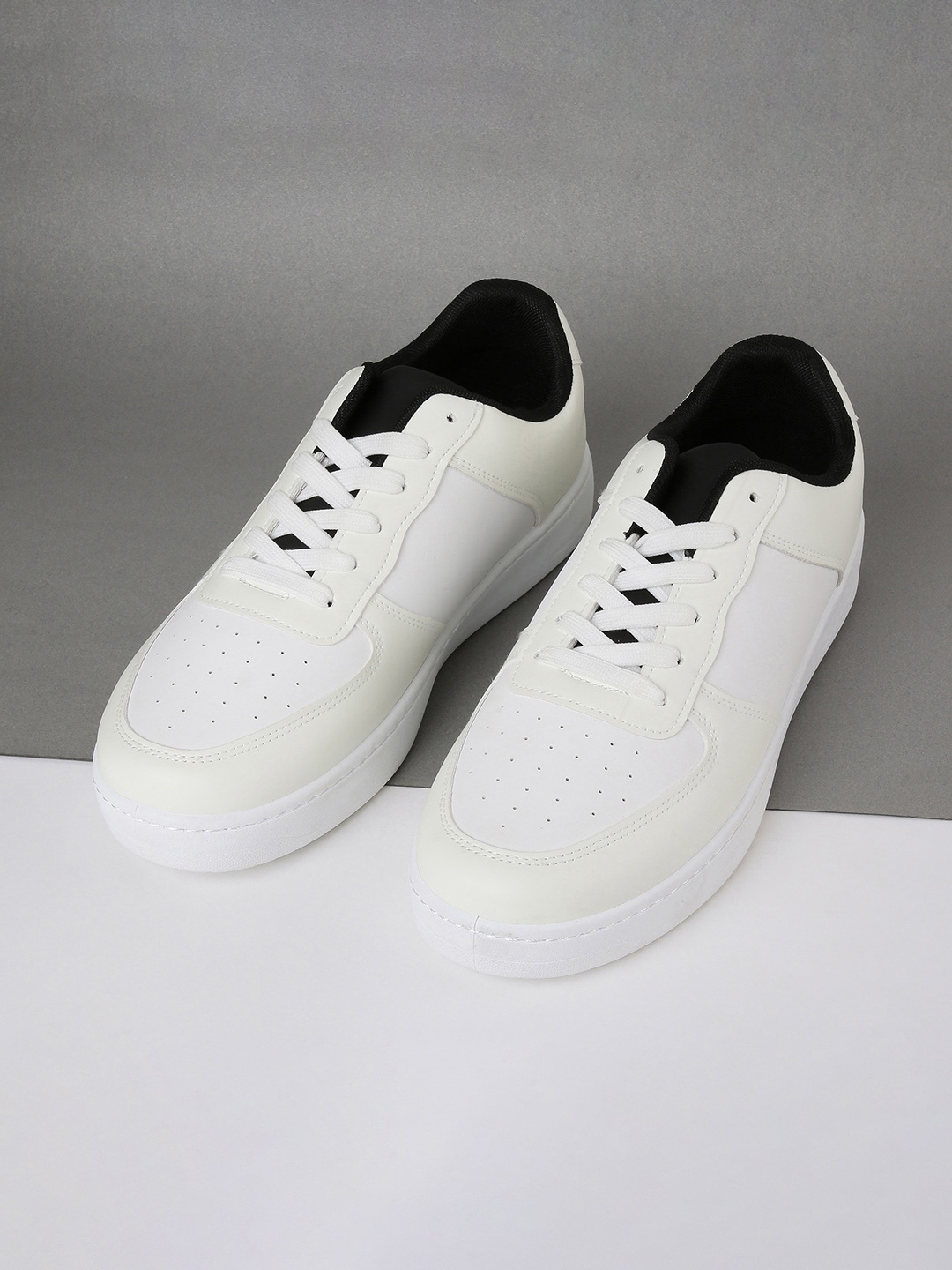 

max Men White Under Sunlight Colour Changing Lace-Up Sneakers