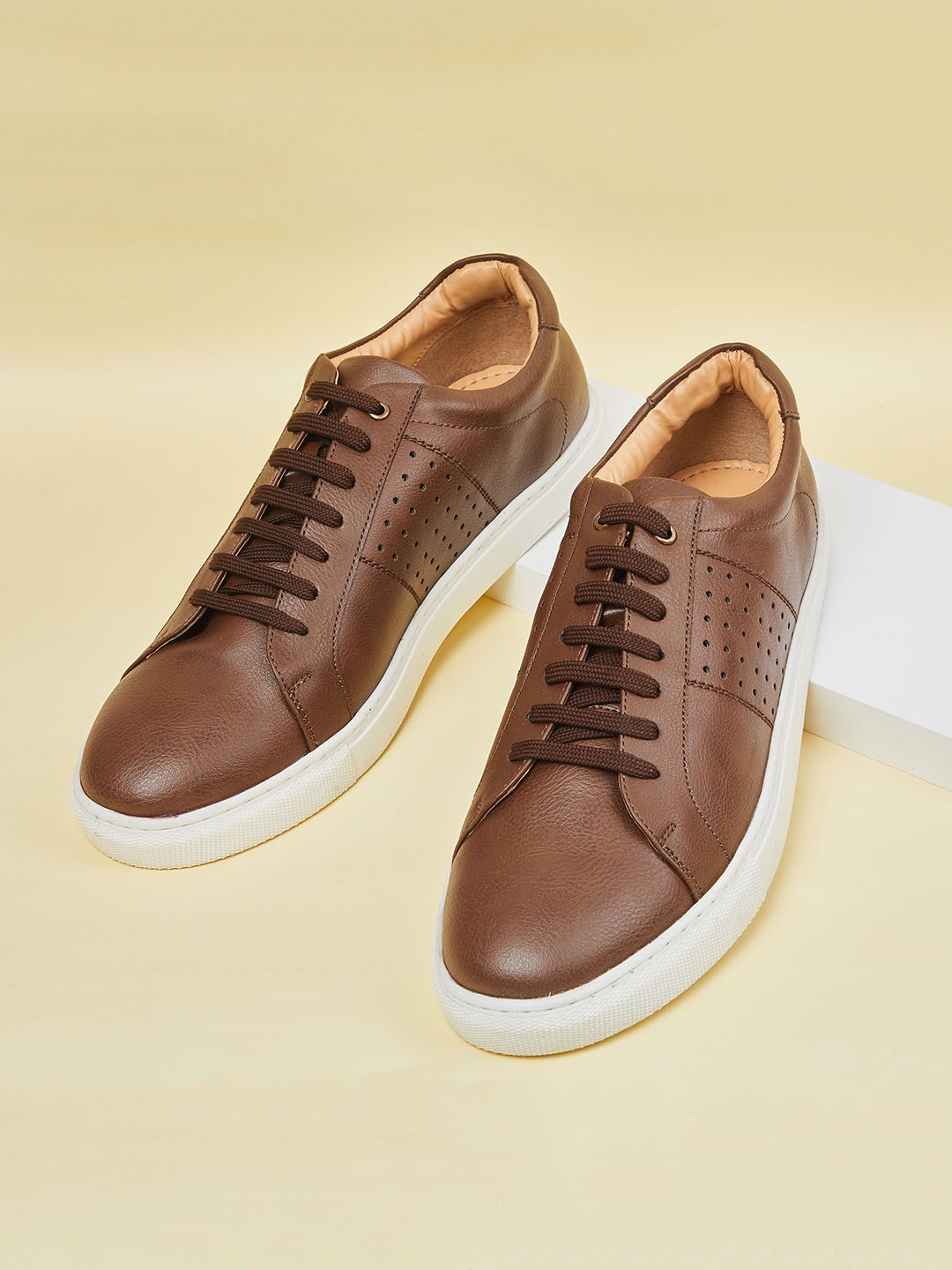 

max Men Brown Perforations Round Toe Sneakers