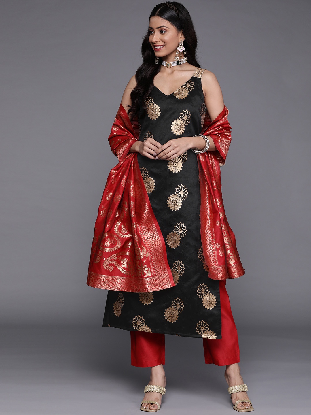 

Varanga Women Black Kurta with Trousers & With Dupatta