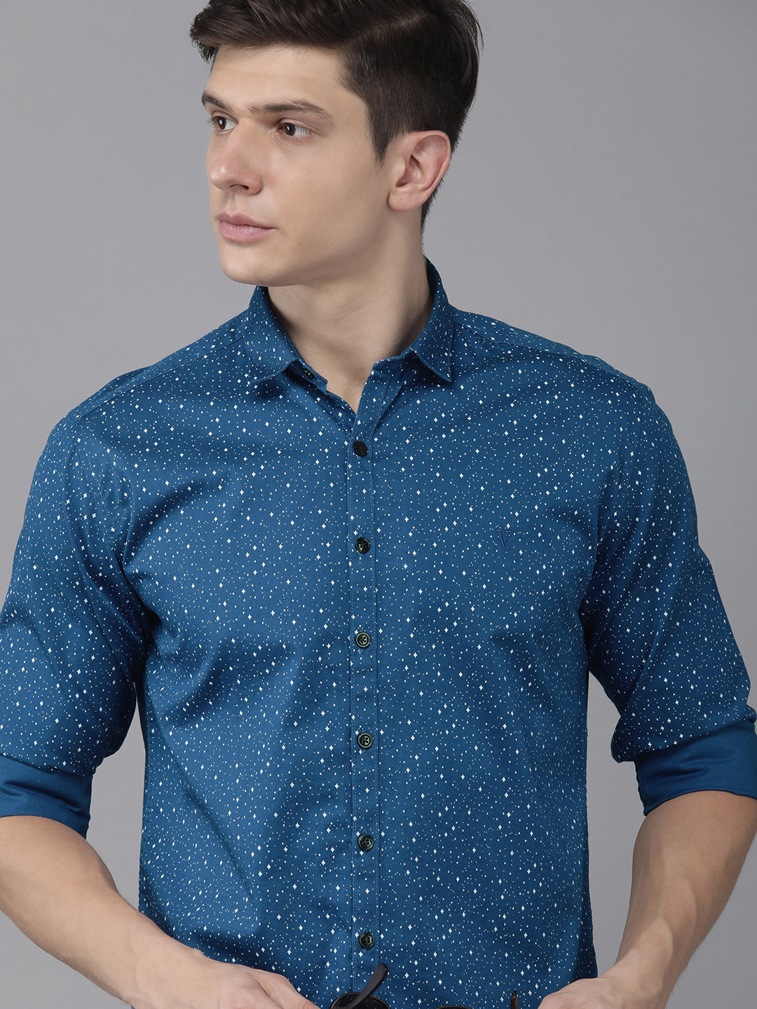

V Dot Men Blue & White Slim Fit Printed Casual Shirt