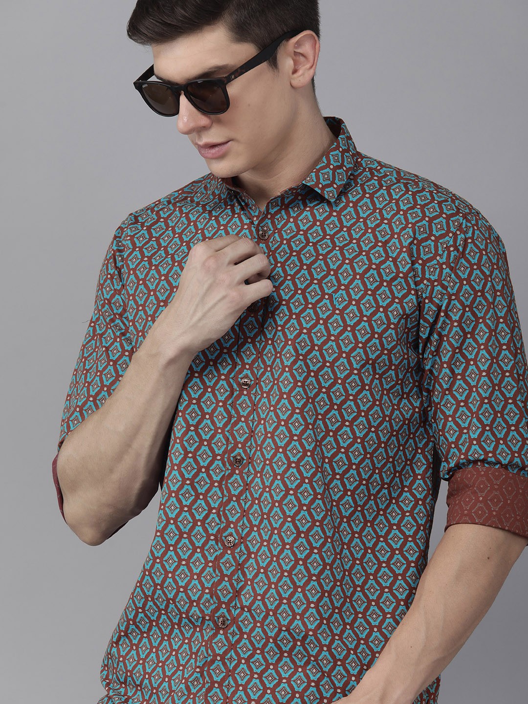 

V Dot Men Maroon & Blue Printed Slim Fit Pure Cotton Casual Shirt