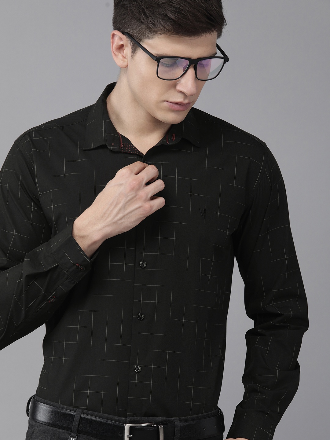 

V Dot Men Black Slim Fit Printed Formal Shirt