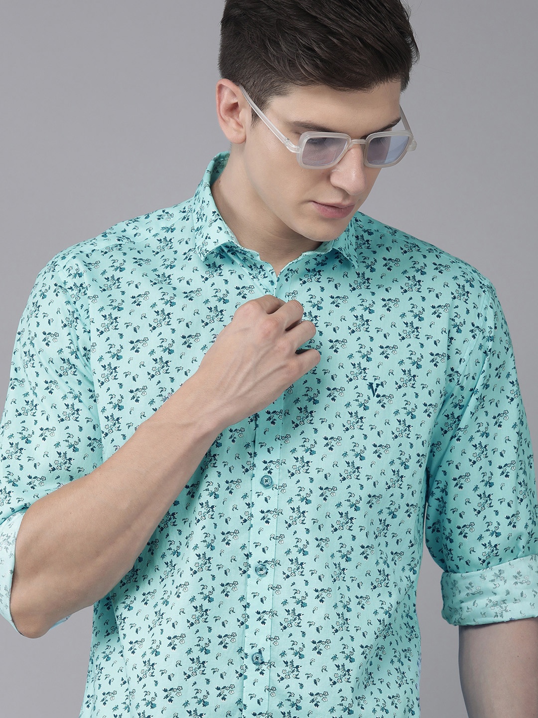 

V Dot Men Blue Floral Printed Slim Fit Pure Cotton Semiformal Shirt
