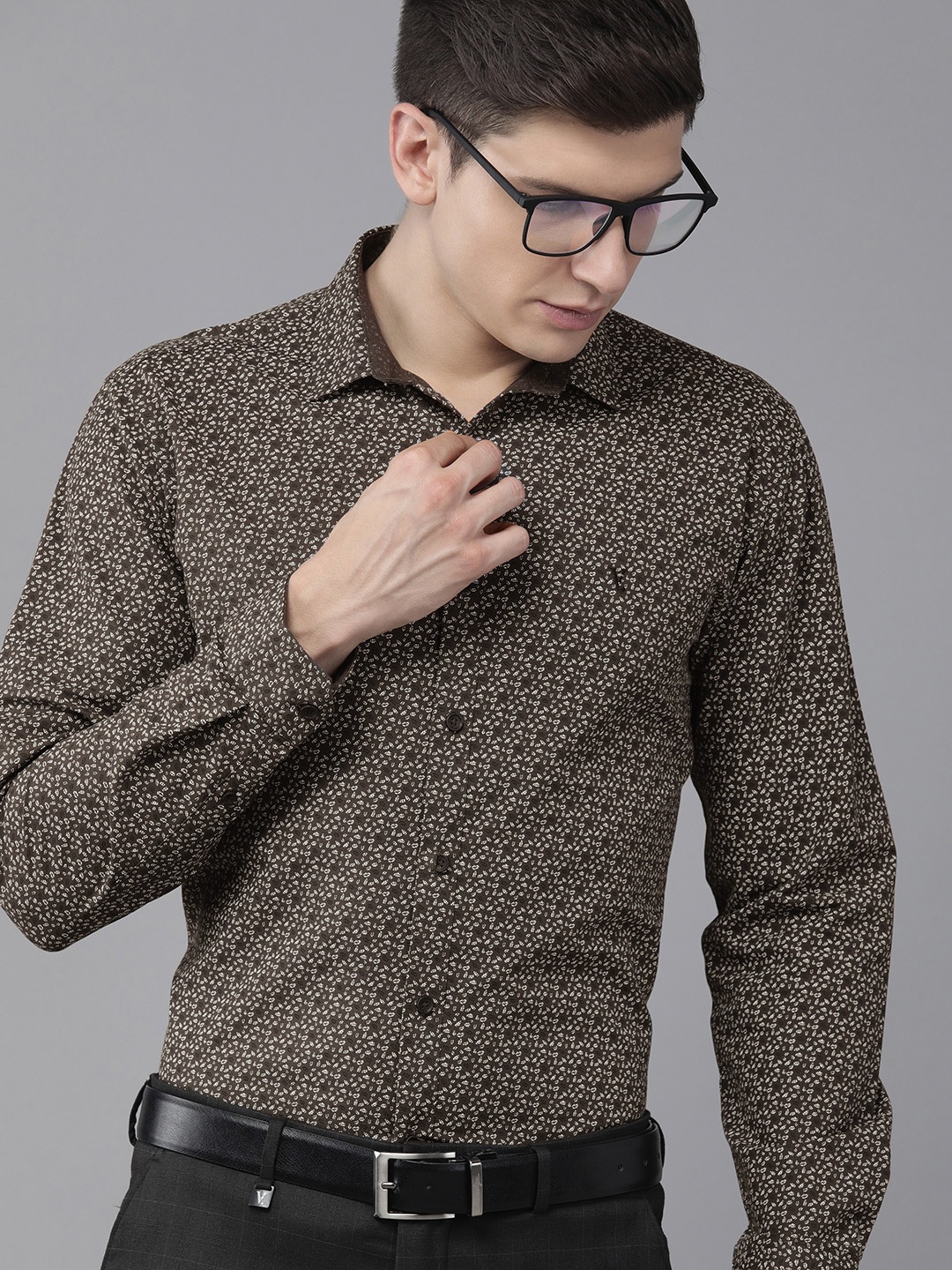 

V Dot Men Brown & White Printed Slim Fit Pure Cotton Formal Shirt