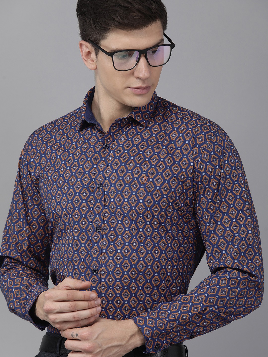 

V Dot Men Blue And Rust Orange Slim Fit Geometric Printed Pure Cotton Formal Shirt