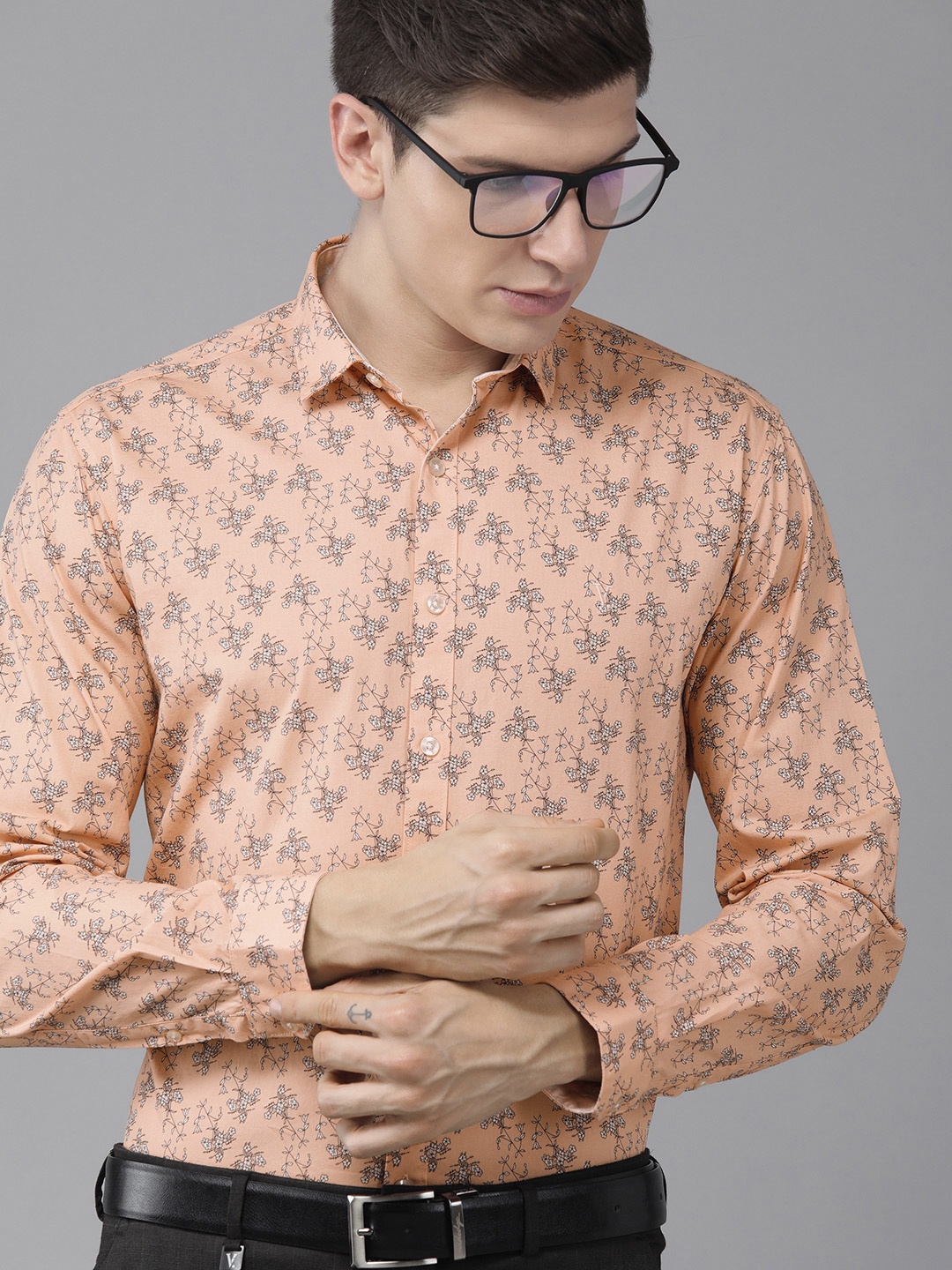 

V Dot Men Peach-Coloured Slim Fit Floral Printed Pure Cotton Formal Shirt