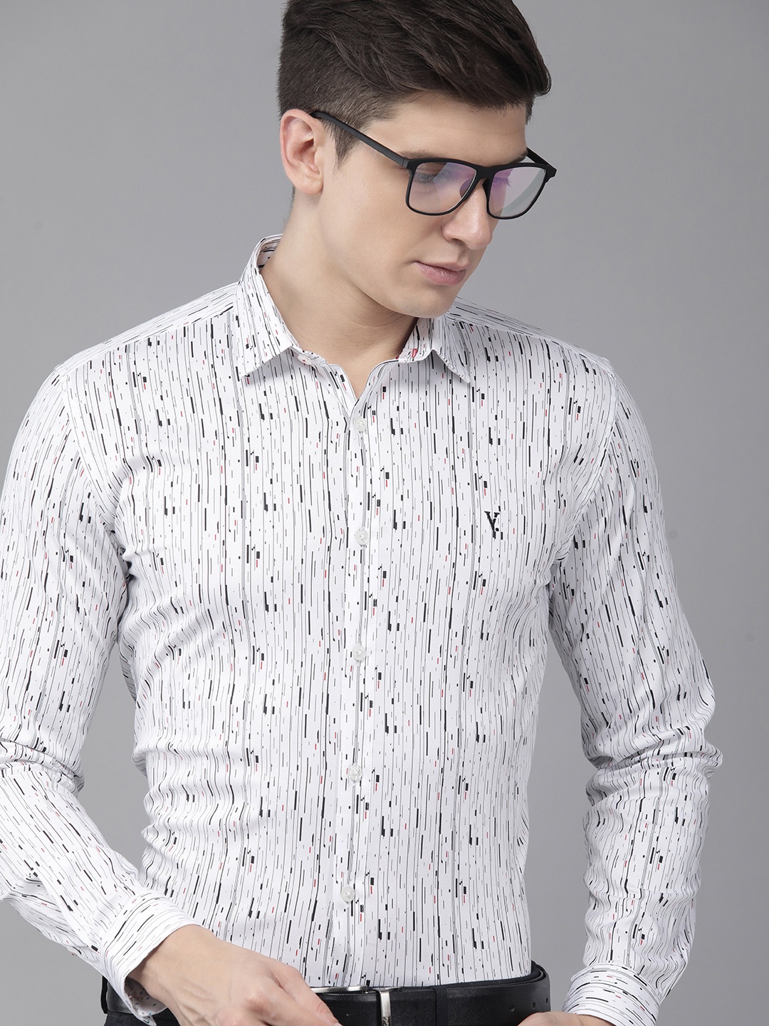 

V Dot Men White And Black Skinny Fit Abstract Printed Pure Cotton Formal Shirt
