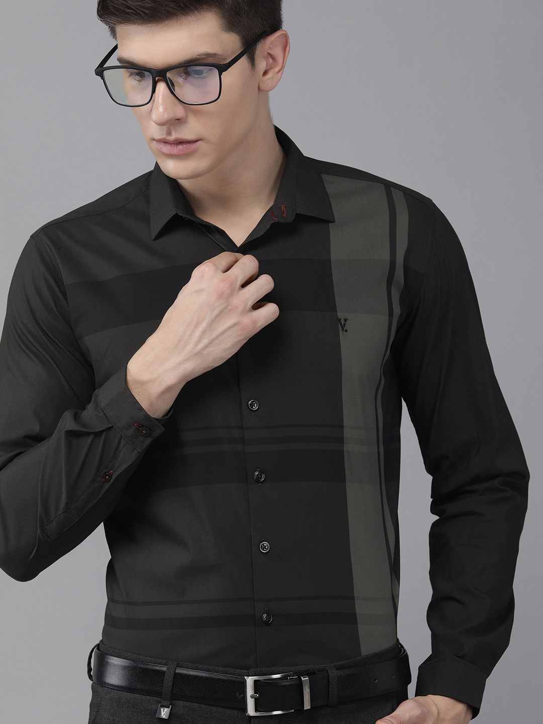 

V Dot Men Black Skinny Fit Horizontal Stripes Striped Formal Shirt